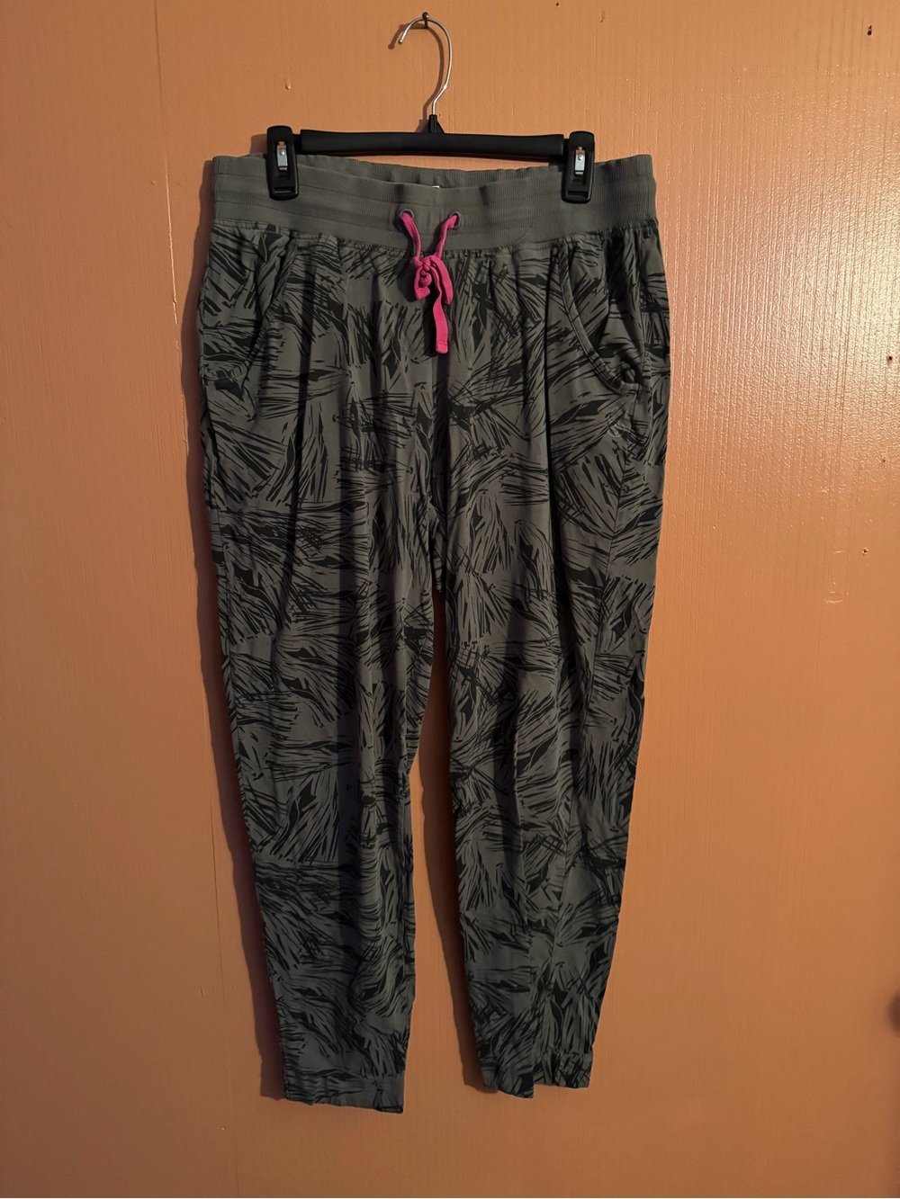 Zumba Wear Women’s Printed Jogger Pants Gray Black Size Large